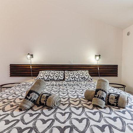 Sunshine Apartments Funtana With Balcony And Sea View 外观 照片